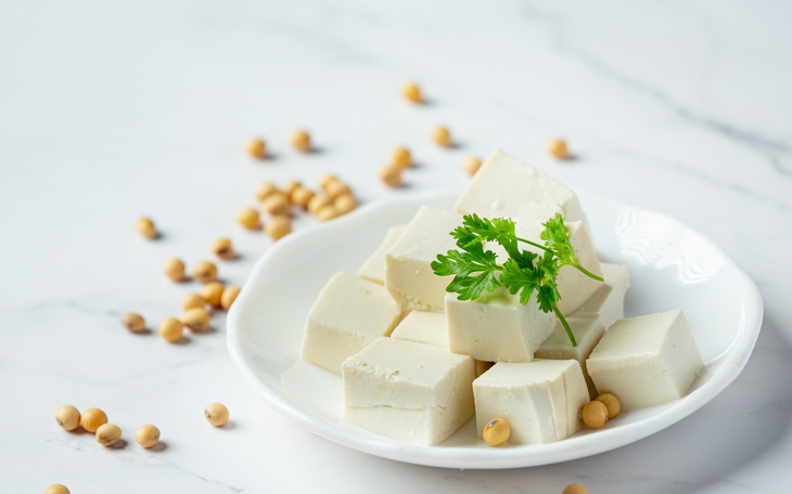 tofu-made-from-soybeans-food-nut-1731210310051948234375-0-0-1250-2000-crop-17312104612391455977217 Bốn Thói Quen Ăn Sáng Giúp Kiểm Soát Đường Huyết Tốt Nhất - Ảnh 2.