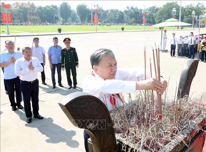 tong-bi-thu-chu-tich-nuoc-to-lam-1788325406678-1788325407120893824166 Tổng Bí thư, Chủ tịch nước Tô Lâm dâng hương tưởng nhớ Chủ tịch Hồ Chí Minh- Ảnh 2.