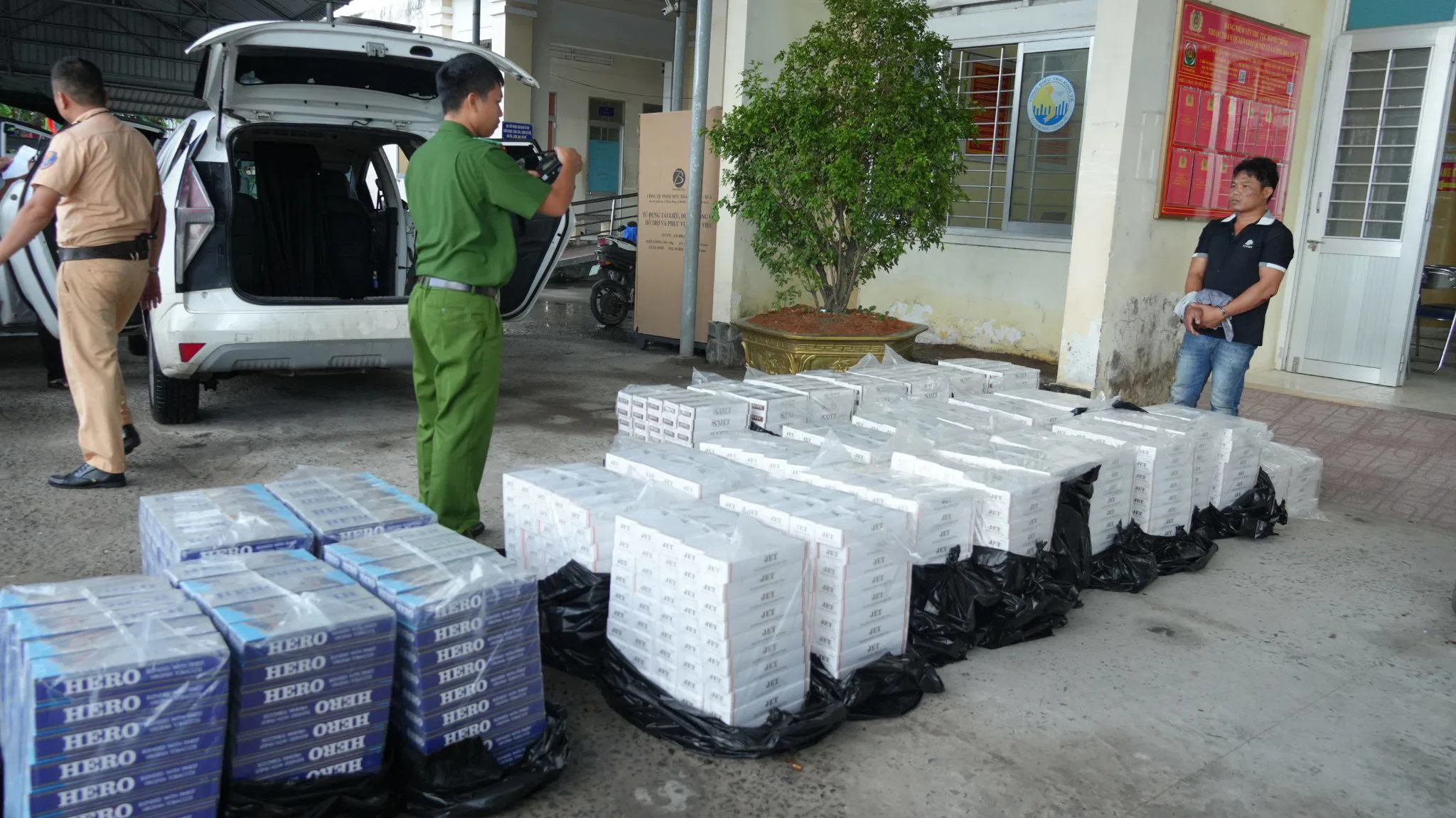Bắt tài xế chở 15.500 bao thuốc lá nhập lậu trên Quốc lộ 1 ở Đồng Tháp
