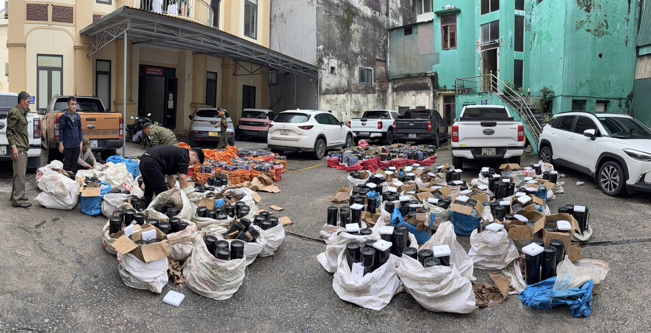 vat-chung-thu-trong-vu-an-17886587775261059780213 Cái giá phải trả cho những kẻ buôn bán hơn 1,6 tấn "khí cười"- Ảnh 2.