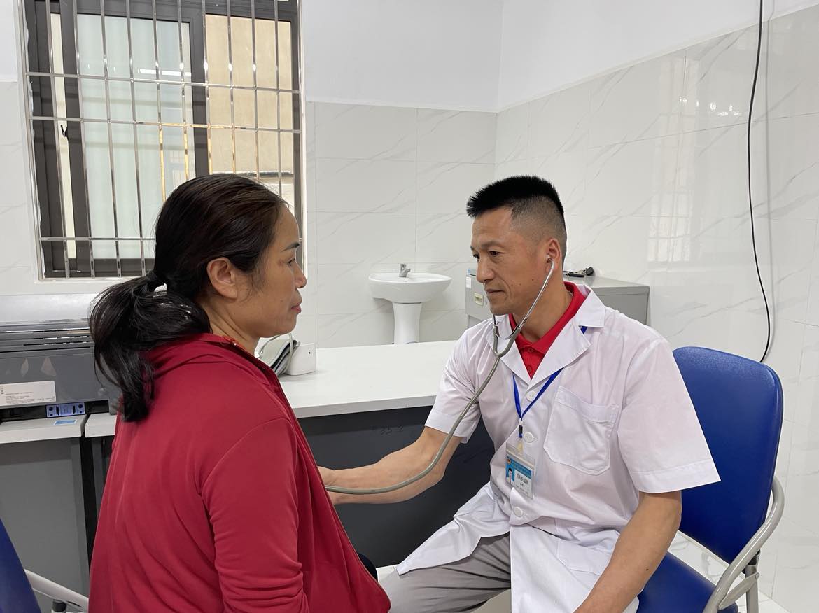 y-te-co-so-1712543804267451894945 Cải cách chính sách đãi ngộ nhân lực y tế tại vùng khó khăn- Ảnh 1.